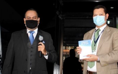 Director Ejecutivo de COPADEH recibe Código de ética de la institución