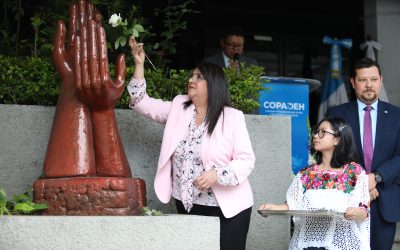 La COPADEH entregó este día la distinción “Embajador de la Paz” al  Ministerio de Educación
