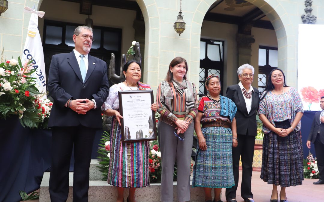 Distinción del Cambio de la Rosa de la Paz a la señora Otilia Lux de Cotí