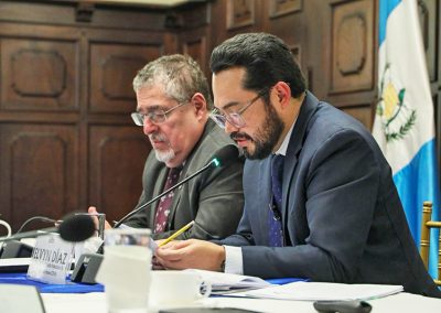 En la fotografía, el presidente de la República, Bernardo Arévalo, junto al Director Ejecutivo de la COPADEH, Elvyn Díaz en el uso de la palabra.