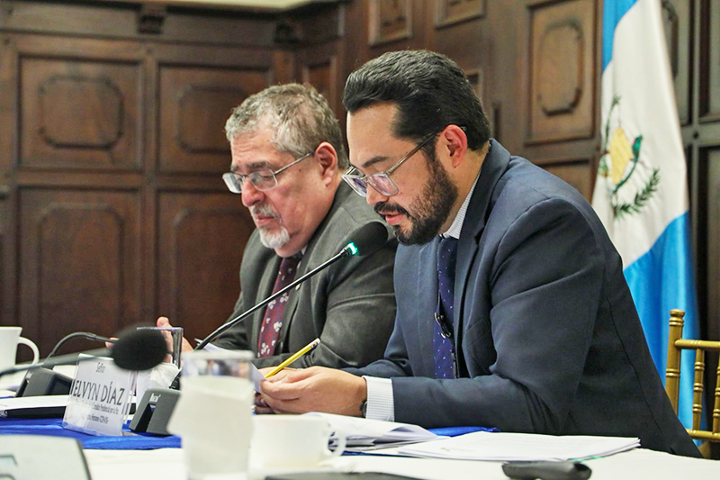 En la fotografía, el presidente de la República, Bernardo Arévalo, junto al Director Ejecutivo de la COPADEH, Elvyn Díaz en el uso de la palabra.