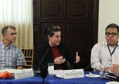 En la fotografía, de izquierda a derecha el Señor Gerardo Paiz, Subsecretario Ejecutivo de CONAP, en el uso de la palabra la Ministra de Agricultura, Ganadería y Alimentación, Sra. María Fernanda Rivera y el Señor Carlos Mendoza. Secretario de SECRETARIO DE PLANIFICACIÓN Y PROGRAMACIÓN.