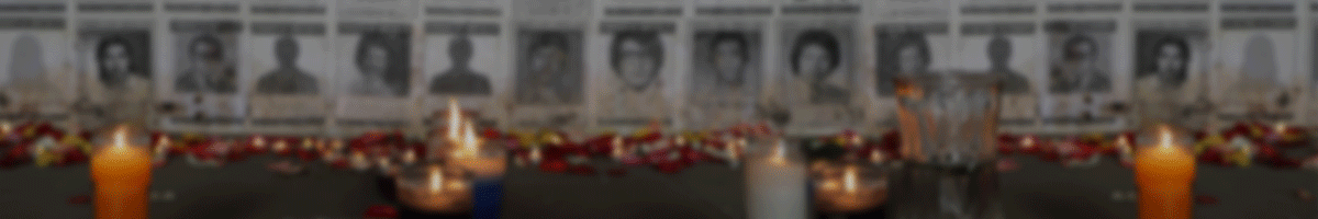 En la imagen se lee: Protección, Reparación y Búsqueda: pilares para la construcción de paz en Guatemala. Además, se pueden observar las portadas de 3 tres libros. De fondo, en segundo plano se observan fotografías de personas desaparecidas y unas velas.
