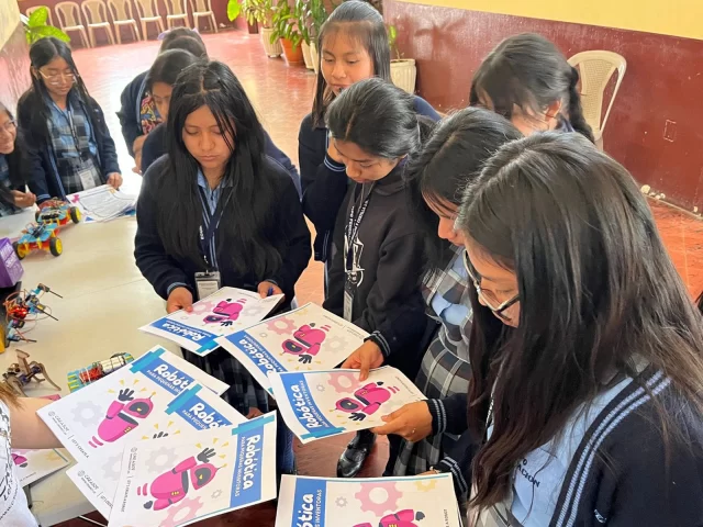 El empoderamiento de las niñas en la construcción de un mundo digital más inclusivo, justo y respetuoso de los derechos humanos, busca promover la igualdad de género en el acceso, uso y beneficio de las tecnologías de la información y comunicación (TIC).

En el marco del Día Internacional de las Niñas en las TIC, se realizó en coordinación con la @senacytgt y la Municipalidad de Chimaltenango, el conversatorio de Derechos Humanos de las Mujeres dirigido a más de 200 niñas de la Escuela tipo Federación “Miguel Hidalgo y Costilla”, en el cual se contó con la participación Cecilia Marsicovetere, Ingeniera en Mecatrónica, quien formó parte del módulo de potencia que sirve para alimentar energía eléctrica al proyecto del Quetzal-1, primer satélite guatemalteco.
