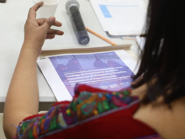 En el marco del proyecto de cooperación técnica “Herramientas para la Memoria Histórica”, y con el apoyo de la Embajada de Chile en Guatemala, se llevó a cabo una reunión con expertas chilenas para conocer las metodologías e instrumentos utilizados por el Museo de la Memoria de Chile y la Universidad Alberto Hurtado en el abordaje de esta temática.
Participaron representantes del @mcd_guate, @codisra_gt y sociedad civil. Durante el encuentro, se compartieron experiencias, buenas prácticas y también los desafíos presentes en el trabajo por la memoria histórica en el país.
