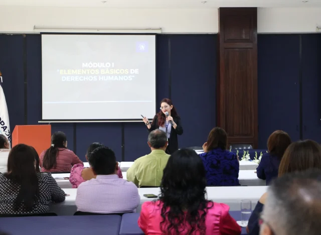 Da inicio el Programa de Formación en Derechos Humanos 2025, dirigido a personal administrativo y técnico del Ministerio de Educación. Se desarrollará en diez módulos, en los meses de junio a noviembre, combinando sesiones presenciales y virtuales. 

A lo largo del proceso se desarrollarán las temáticas de elementos básicos de los derechos humanos, personas defensoras de los derechos humanos, agenda sustantiva de la paz en Guatemala, memoria histórica y reparación de las víctimas, derechos de la niñez y adolescencia, de las mujeres, de los pueblos indígenas, de las personas con discapacidad y de las personas migrantes. 

La finalidad es fortalecer las capacidades para ejercer la función de garantes para la construcción de una gestión pública con enfoque de derechos humanos.